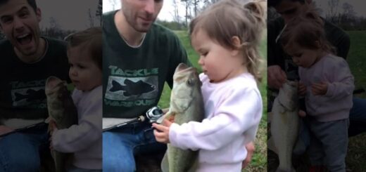 petite fille console poisson