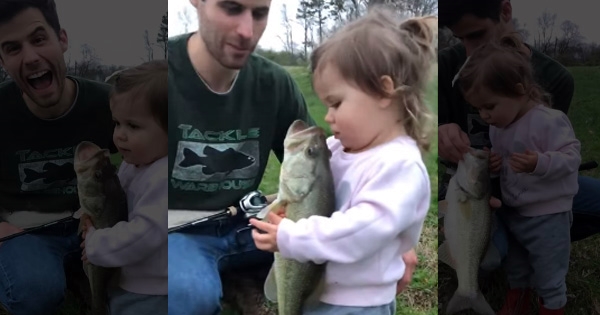 petite fille console poisson